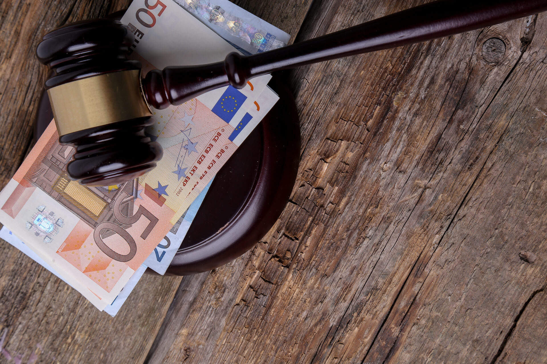le non-respect des dispositions relatives à la lutte contre la criminalité financière